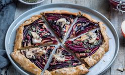 Rotkohl-Flammkuchen mit Camembert