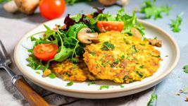 2 Pfannkuchen  mit Salat auf Teller, darunter Leinenserviette und links davon eine Gabel