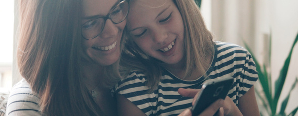 Mutter und Tochter bestellen zusammen am Handy