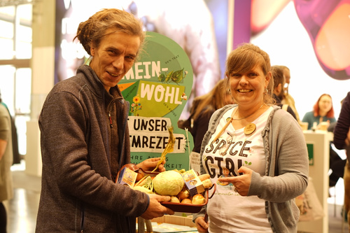 Am Messestand von Sonnentor