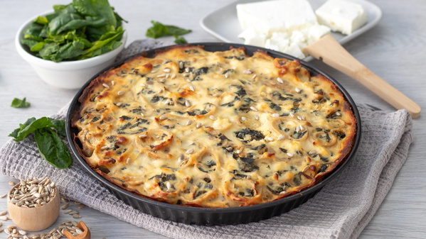 Runde Auflaufform mit Spinatpfannkuchen-Auflauf