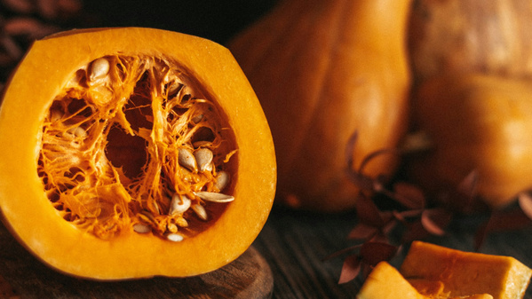 Nahaufnahme von einem aufgeschnittenen Butternut Kürbis