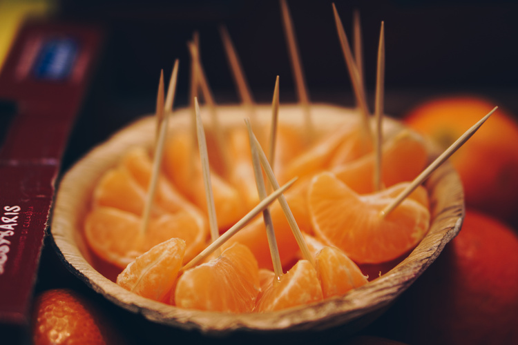 Clementinen-Stücke zum Probieren in einer Schale