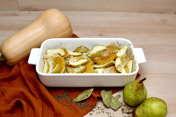 KI generiert: Eine cremige Pasta mit Brokkoli und Käsestreifen auf einem weißen Teller.