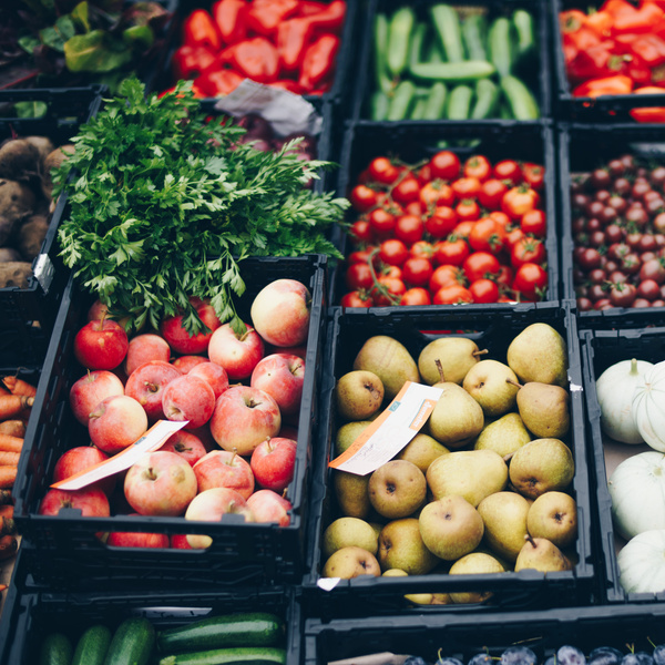 Unverpacktes Gemüse in Mehrwegkisten