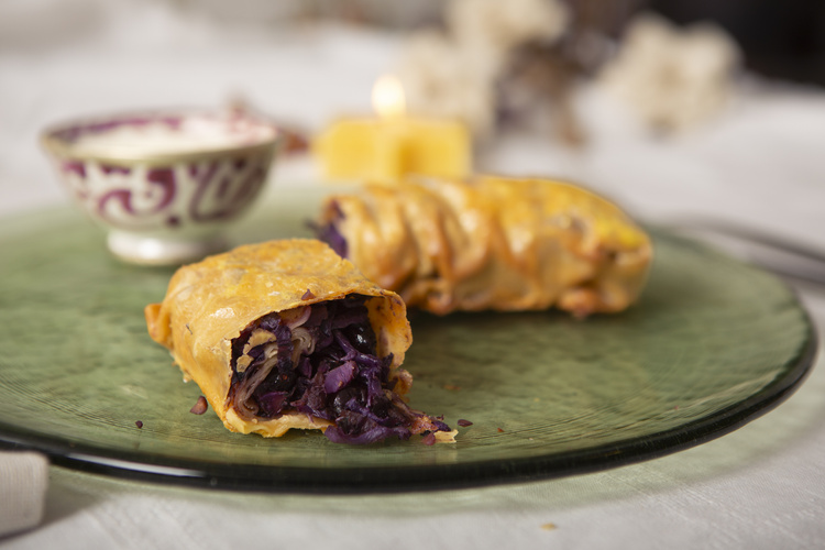 Rezeptbild für Rotkohlstrudel mit Cranberries, Maronen und Joghurt-Feta-Dip