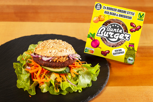 KI generiert: Ein veganer Burger mit Salat und Verpackung von "Bunte Burger, Red Bean & Umeboshi".