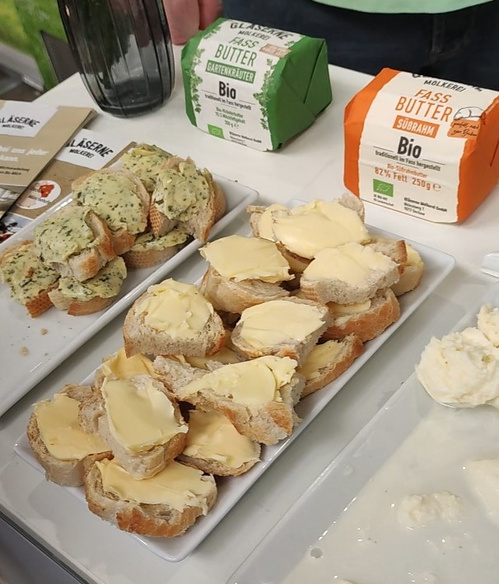 Buttervarianten der Gläsernen Molkerei weden auf Baguettescheiben zum verkosten angeboten