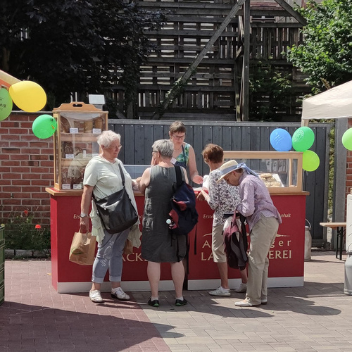 Grünlandfest Gäste am Stand von Apenburger Landbäckerei