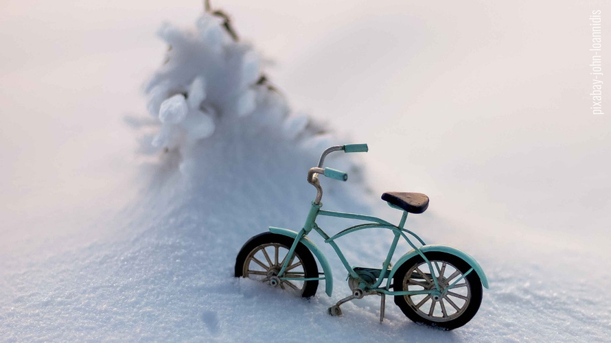 Miniatur-Fahrrad in Schneewehe
