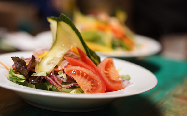 Frischer bunter Salatteller mit Tomate und Gurke