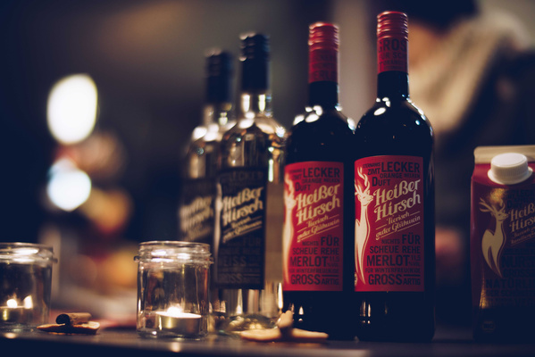 Heißer Hirsch Glühwein in weiß und rot