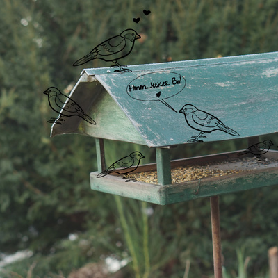 Vogelhaus im Garten mit grafischen Vögeln