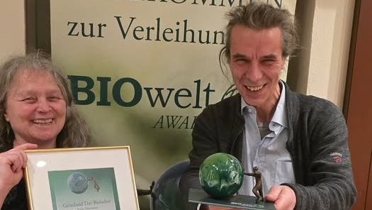 Anita und Felix freuen sich über den BIOwelt Award 2026
