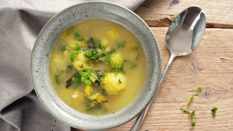 Rezeptbild für Rosenkohl-Curry-Suppe mit Zimtsahne