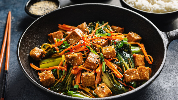 Eine Bratpfanne mit gebratenem Pak Choi, Tofu und Karotten