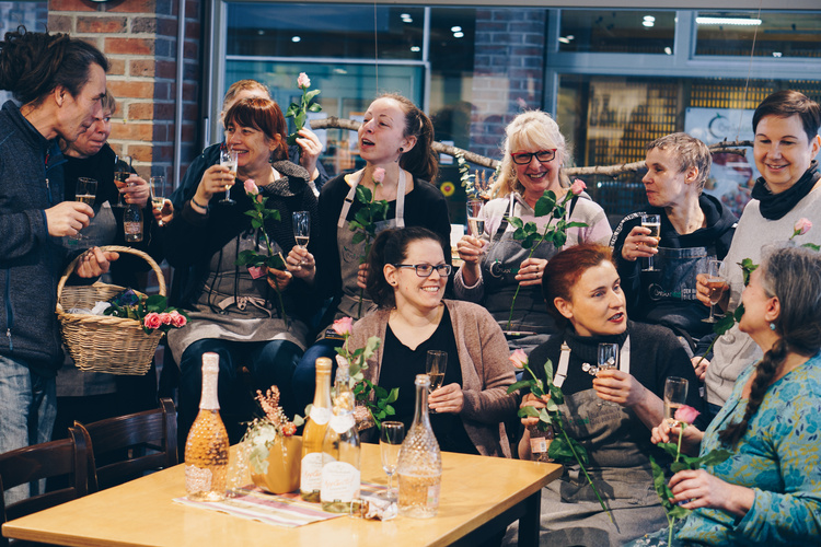Anstossen mit den Kolleginnen zum Frauentag am 8. März