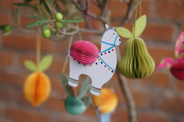 Papieranhänger Lama von Tranquillo zwischen anderen Anhängern in Bäumchen