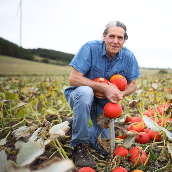 Grünland Lieferant Georg Thalhammer im Kürbisfeld