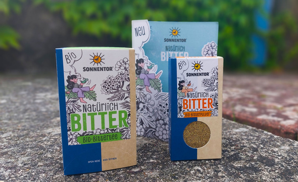 KI generiert: Verpackungen von Sonnentor-Produkten: Bio-Bittertee und Bio-Bitterpulver. Text: "Natürlich BITTER".