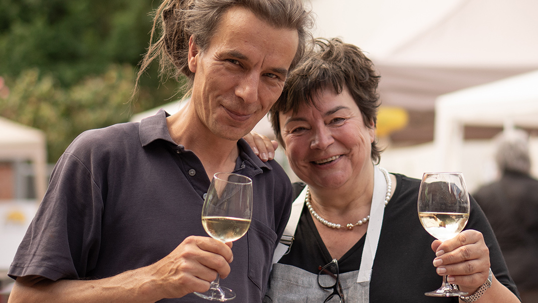 Grünlandfest Felix und Carola von Grell prosten zu