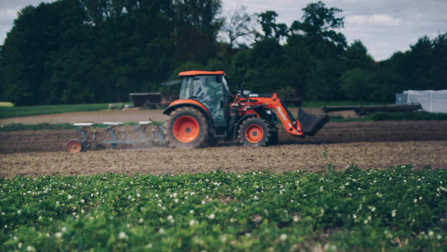 Acxkerbild mit Trecker