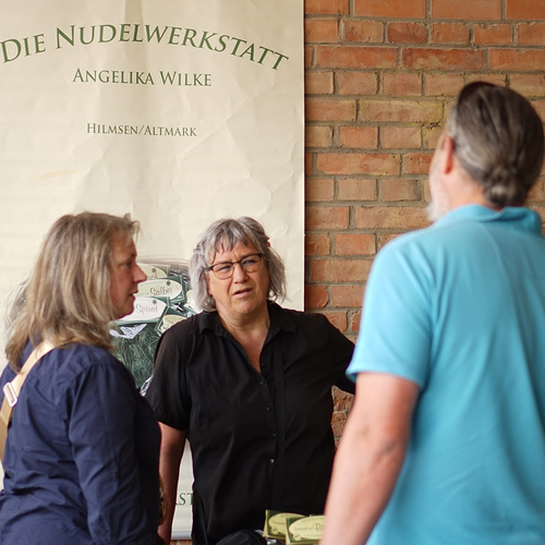 Grünlandfest Angelika von Nudelwerkstatt Hilmsen im Gespräch mit Gästen
