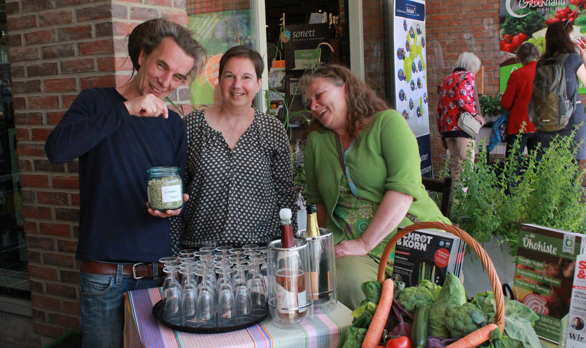 Felix, Anja und Anita vom Grünland beim Sektempfang auf dem Grünlandfest