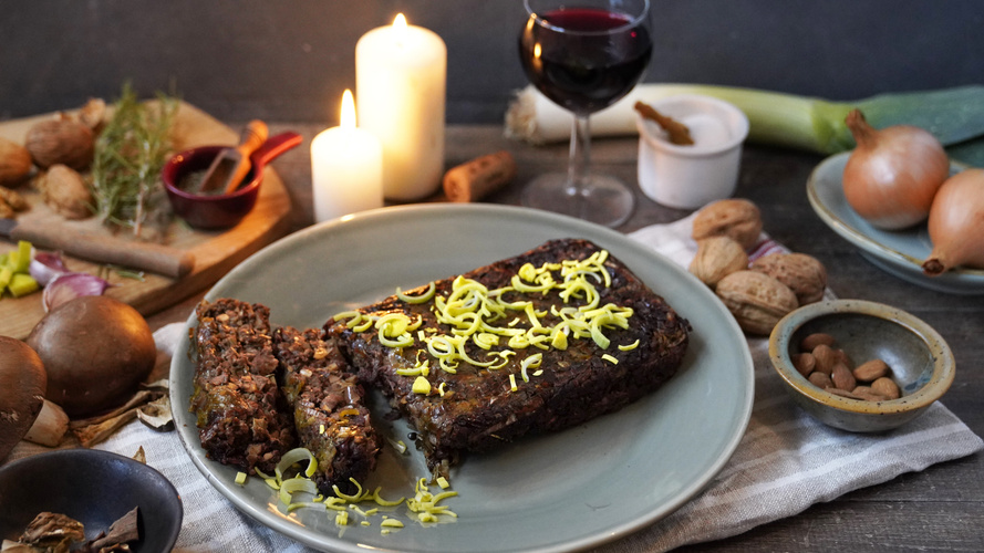 Rezeptbild für Veganer Nussbraten mit geschmortem Lauch und Pilzen