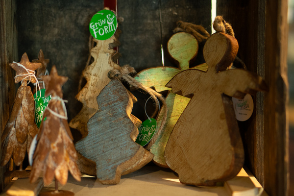 Adventliche Metall- und Holzedekoration