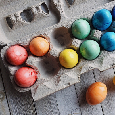 Bunt bemalte Ostereier im Karton