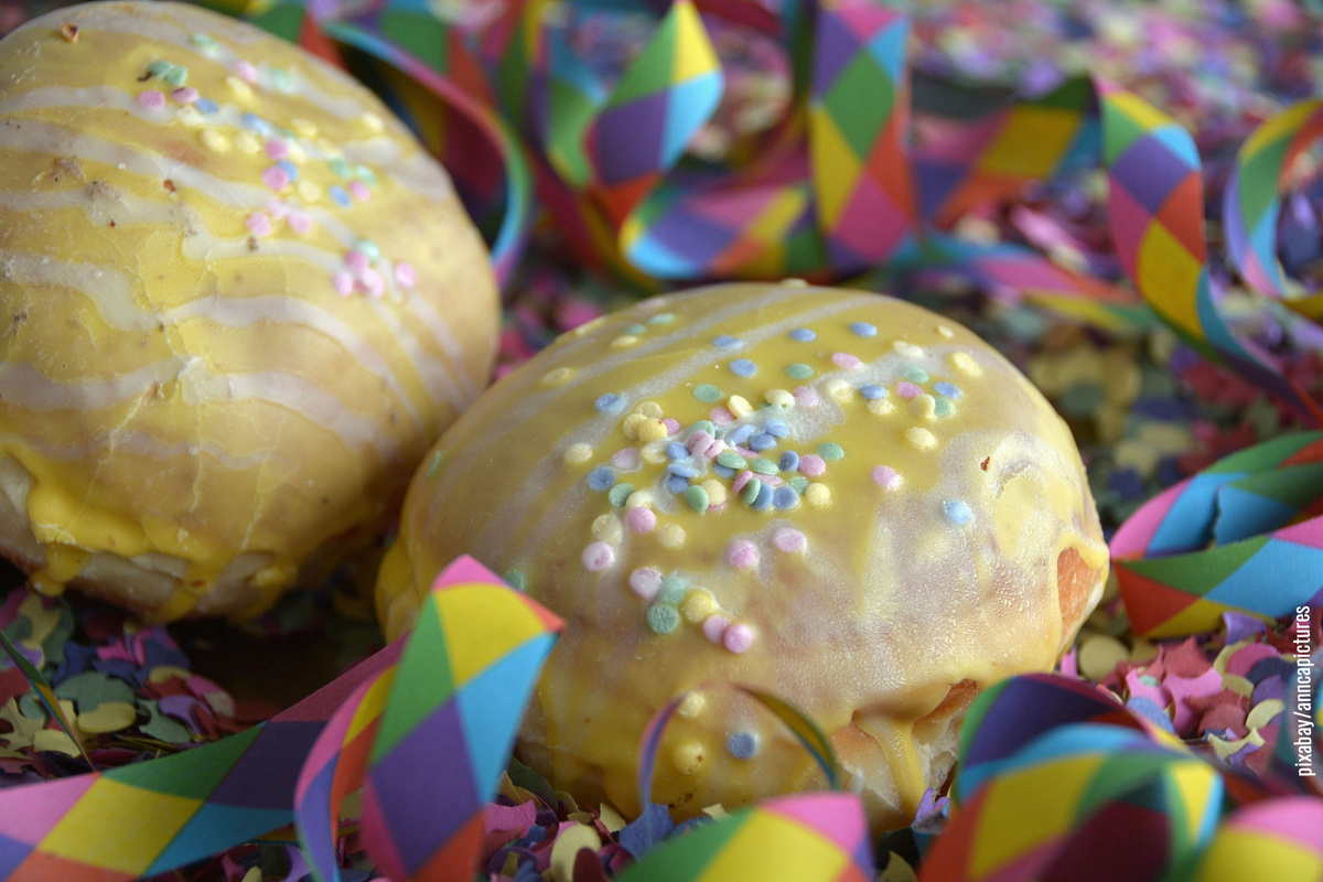 Pfannkuchen mitz Zuckerglasur auf bunten Luftschlangen