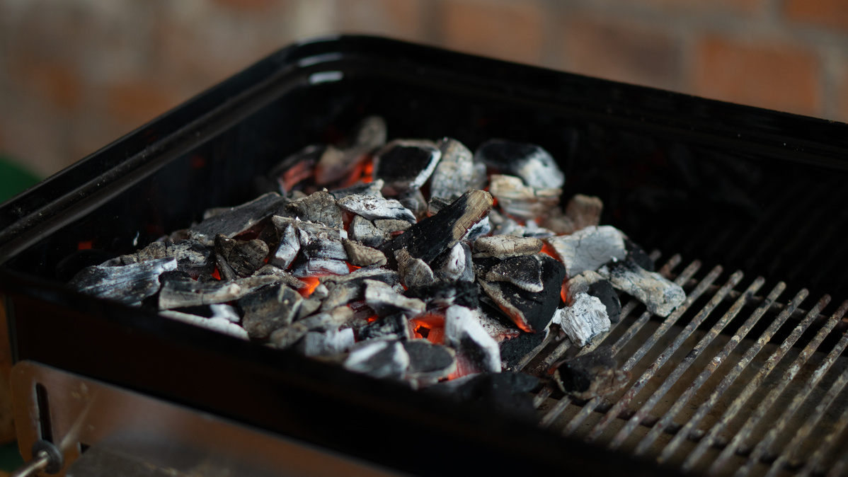 Grillkohle auf Grillrost