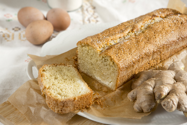 KI generiert: Ein geschnittenes Brot oder Kuchen mit Eiern und Ingwer auf einem Tisch.