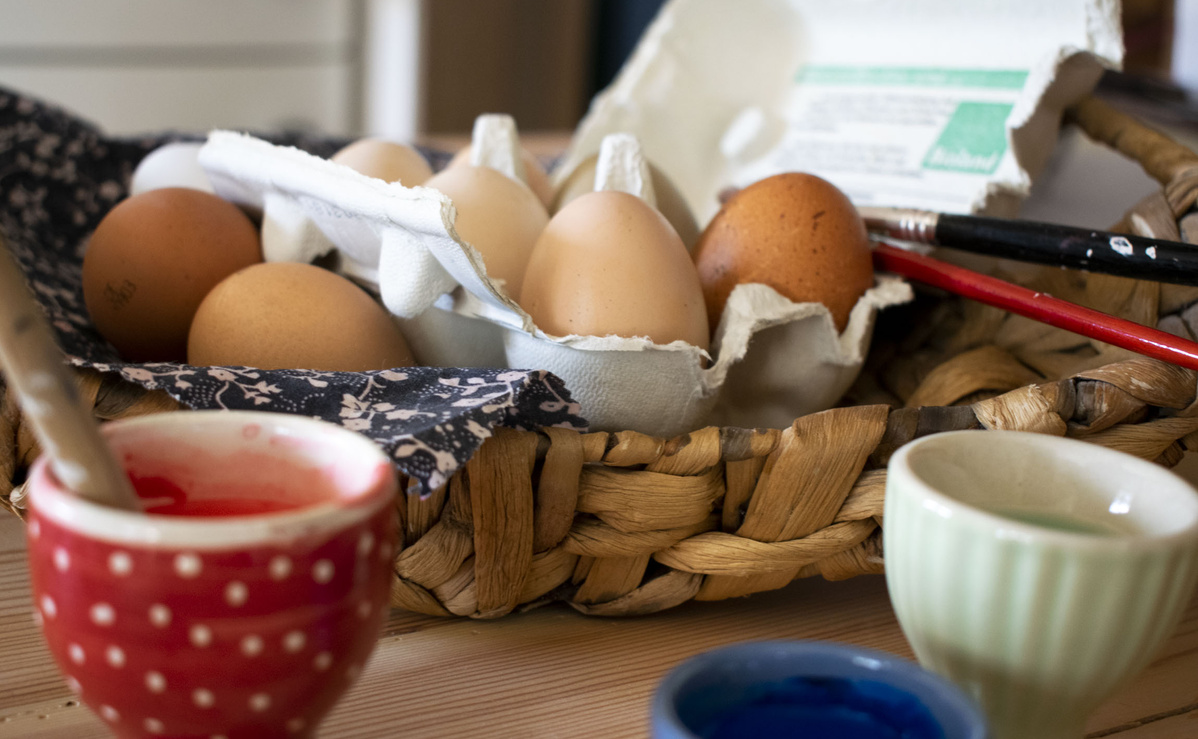 Bio-Eier, die darauf warten bunt bemalt zu werden