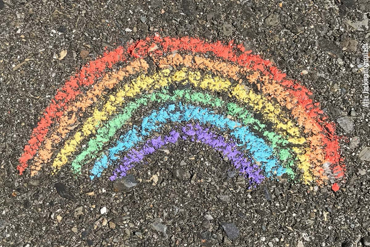 Regenbogen aus Straßenkreide auf Asphalt