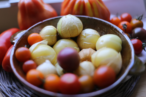 Tomatillos zusammen mit Cherrytomaten in Keramikschüssel