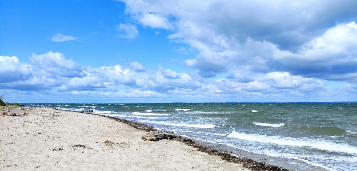 Strand mit blauem Himmel
