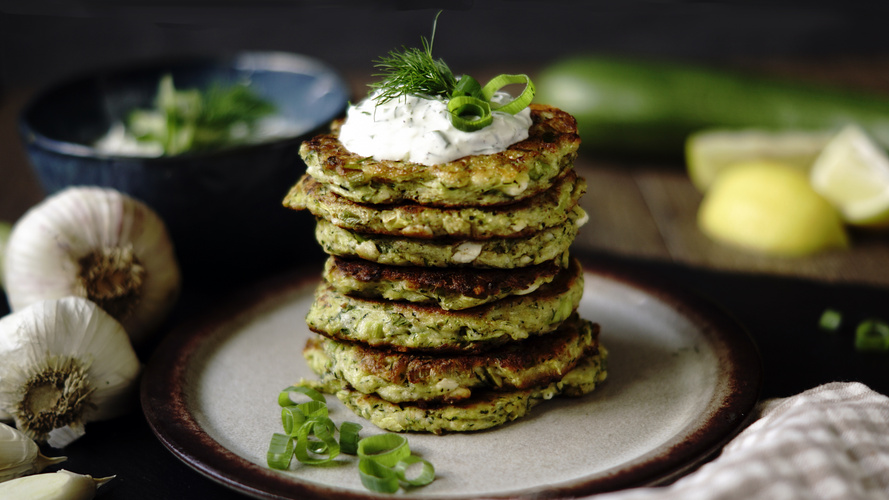 Rezeptbild für Zucchini-Puffer mit Tsatsiki