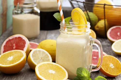 Bildkomposition Smoothie und Aufgeschnittene Zitrusfrüchte