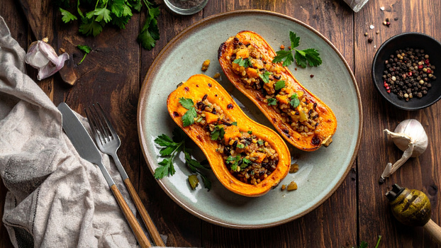 Rezeptbild für Glasierter Butternut-Kürbis mit Wildreisfüllung