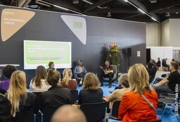 KI generiert: Podiumsdiskussion auf der BIOFACH über KI-Trends im Bio-Handel. Thema: "Smart & Green: Wie KI die Bio-Käufer*innen der Zukunft enthüllt."