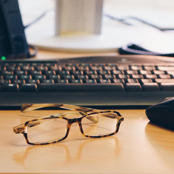 Bild von Tastatur, Maus und Brille