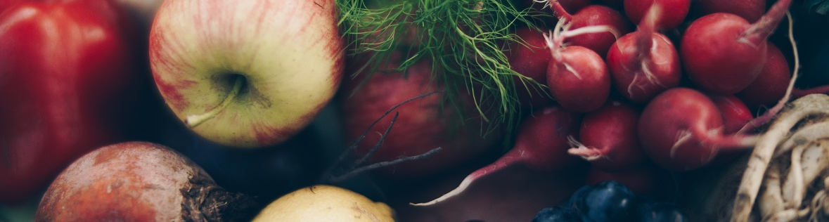 KI generiert: Verschiedene frische Obst- und Gemüsesorten: Äpfel, Radieschen, Tomaten, Zitronen und Trauben.