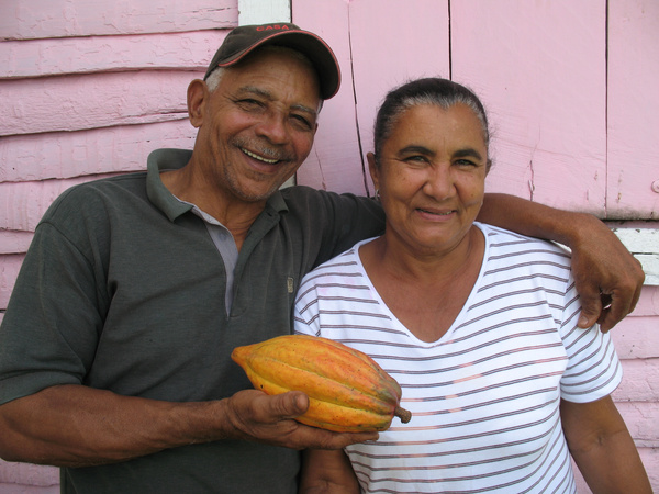 Farmerpaar präsentiert Kakaoschote