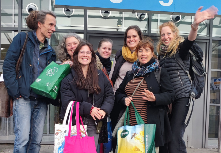 Gruppenbild der Grünland-Gruppe vor der Messehalle der Bio-Nord