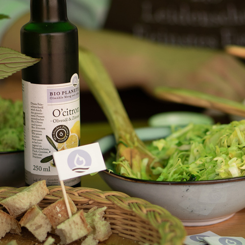 Grünlandfest Salat und Öl von Bioplanete