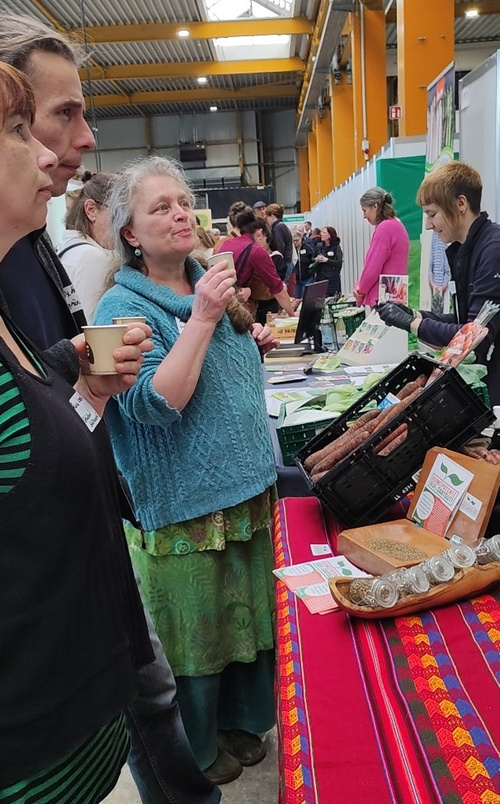 Menschen beim Probieren auf der Messe
