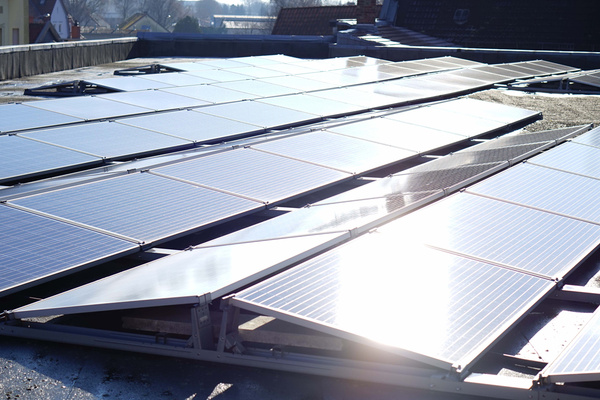 Grünland Photovoltaik-Anlage auf dem Bioladen Dach