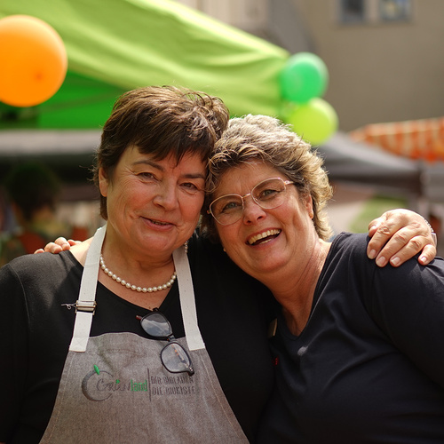 Grünlandfest Carola von Grell und Anjela von Voelkel in freundschaftlicher Umarmung
